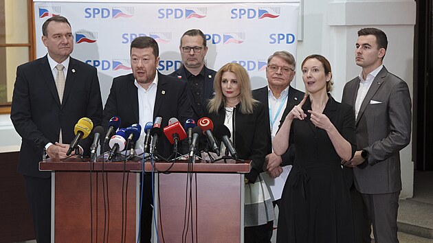Tiskov� konference SPD. Na sn�mku zleva Radim Fiala, Tomio Okamura. (13. ledna 2026)