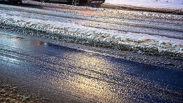 �esko pokryla siln� ledovka. Z�b�r z Prahy. Probl�my maj� chodci, komplikuje se...