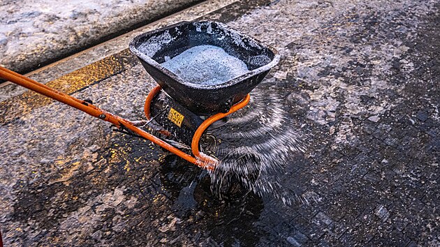 �esko pokryla siln� ledovka. Z�b�r z Prahy. Probl�my maj� chodci, komplikuje se doprava. (13. ledna 2026)