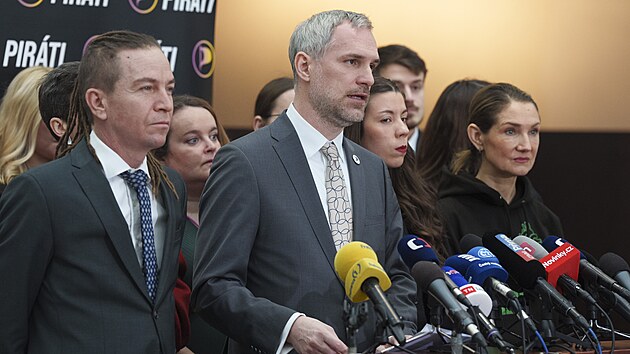 Tiskov� konference �esk� pir�tsk� strany. Na sn�mku   Ivan Barto�, Zden�k H�ib. (13. ledna 2026)