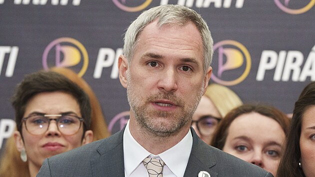 Tiskov� konference �esk� pir�tsk� strany. Na sn�mku   Ivan Barto�, Zden�k H�ib. (13. ledna 2026)