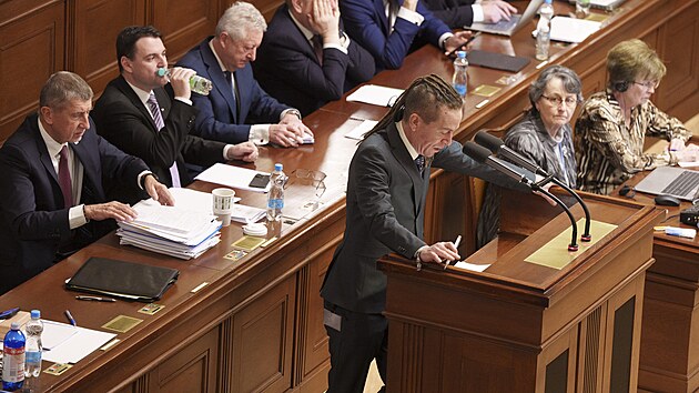 Sch�ze Poslaneck� sn�movny. Na sn�mku hovo�� Ivan Barto� (Pir�ti). (13. ledna 2026)