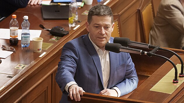 Sch�ze Poslaneck� sn�movny. Vysloven� d�v�ry vl�d�. Na sn�mku Patrik Nacher (ANO). (14. ledna 2026)