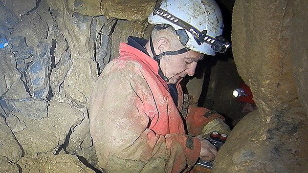 St�elmistr hasi�� Milan �orek p�i práci v jeskyni.