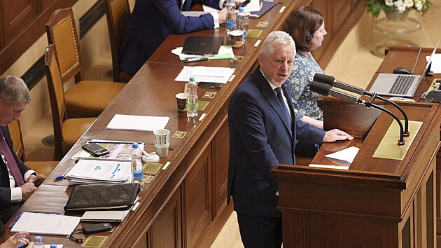 Sch�ze Poslaneck� sn�movny. Na sn�mku Jarom�r Z�na, m�stop�edseda vl�dy a ministr obrany. (13. ledna 2026)