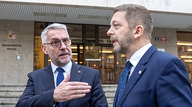 Ministerstvo vnitra. Zleva Lubomír Metnar (ANO) a Vít Raku�an (Starostové).