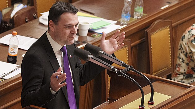 Sch�ze Poslaneck� sn�movny. Vysloven� d�v�ry vl�d�. Na sn�mku Petr Macinka (Motorist� sob�). (15. ledna 2026)