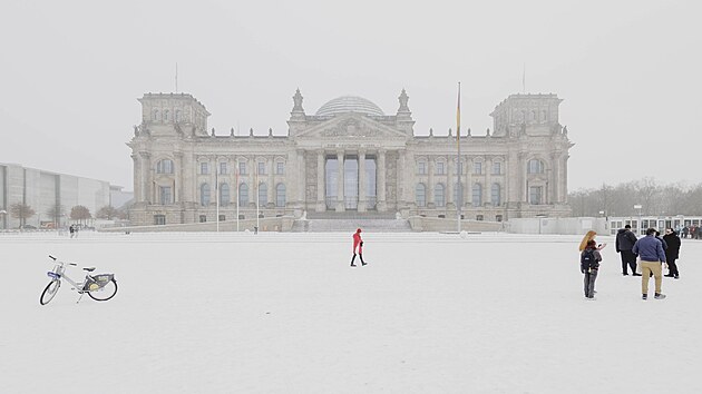 Zasn�en� budova ��sk�ho sn�mu v Berl�n�. (13. ledna 2026)