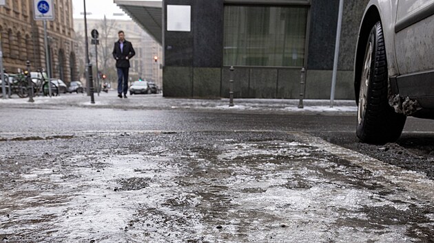 Meteorologové rozšířili výstrahu. Ledovka hrozí v devíti krajích ve středu i ve čtvrtek