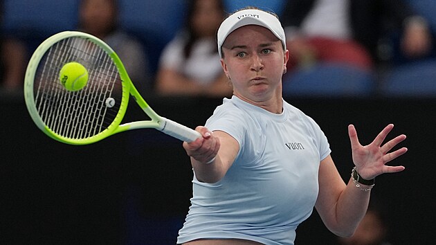 Barbora Krej��kov� hraje forhend v prvn�m kole Australian Open.