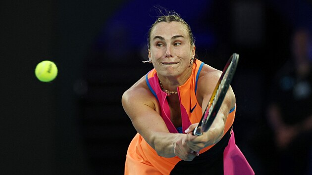 B�lorusk� tenistka Aryna Sabalenkov� se natahuje po m��i v prvn�m kole...