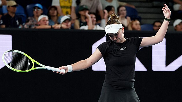 Barbora Krej��kov� se roz�iluje v prvn�m kole Australian Open.