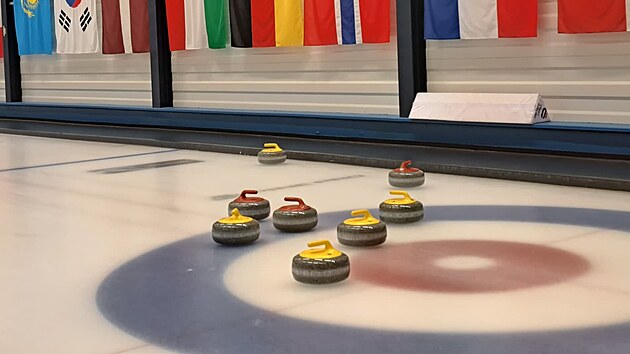 Curlingov� kameny v hale v pra�sk�ch Roztylech