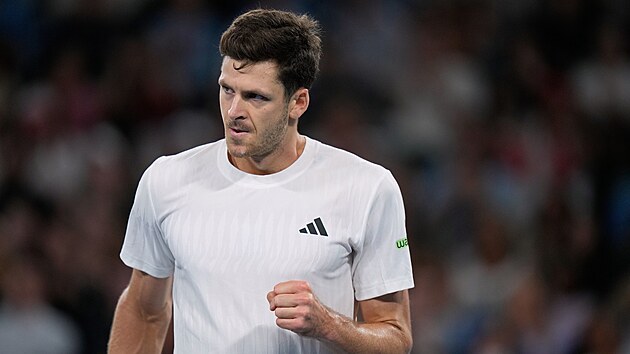 Polsk� tenista Hubert Hurkacz se hecuje ve fin�le United Cupu.