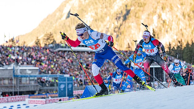 Tom� Mikyska na trati �tafety v Ruhpoldingu.