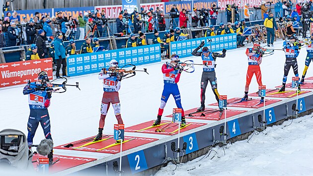 Biatlonist� p�i st�elb� vestoje prvn�ho �seku mu�sk� �tafety v Ruhpoldingu.