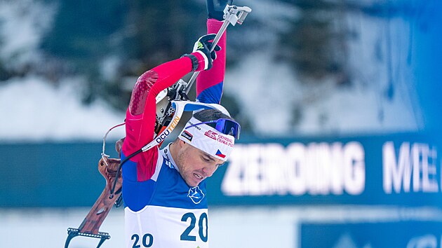 Michal Kr�má� na st�elnici p�i sprintu v Ruhpoldingu