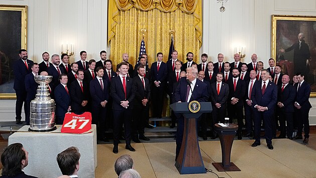 Americk� prezident Donald Trump promlouv� k hokejist�m Floridy.