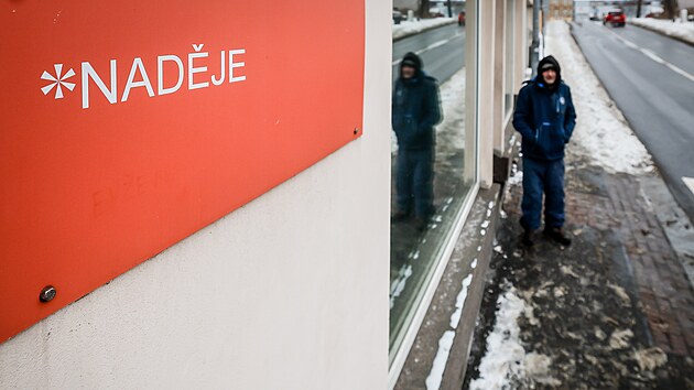 P�es den se n�kolik des�tek bezdomovc� sch�z� t�eba v Denn�m centru organizace Nad�je v Liberci. (12. ledna 2026)