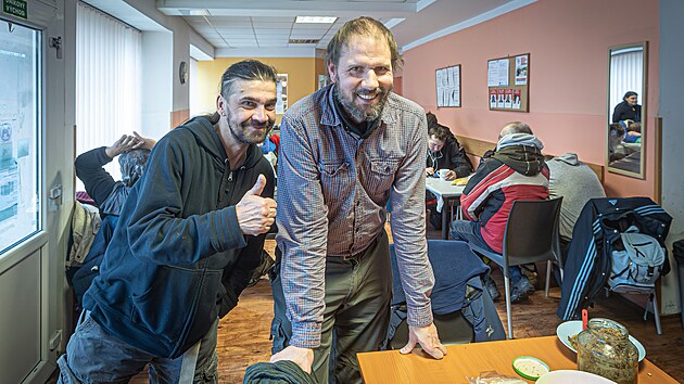Vedouc� denn�ho centra organizace Nad�je v Liberci Pavel Mat�jka (vpravo) a jeden z klient� Tom� Karl�k (12. ledna 2026)