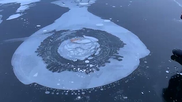 Str�n�ci uk�zali nebezpe�nou bublinu v ledu na Brn�nsk� p�ehrad�