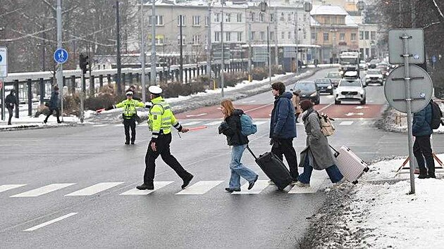 Sv�teln� k�i�ovatka v centru Zl�na na k��en� t��dy Tom�e Bati a ulice Gahurova m�la v�padek. Dopravu ��dili policist�. (15.1.2026)