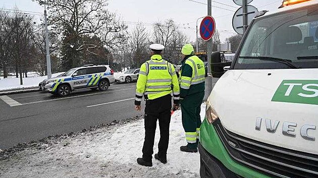 Sv�teln� k�i�ovatka v centru Zl�na na k��en� t��dy Tom�e Bati a ulice Gahurova m�la v�padek. Mimo provoz byl i semafor u nedalek� zast�vky MHD N�m�st� M�ru. Dopravu ��dili policist�. (15.1.2026)