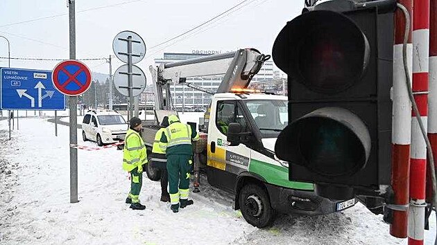 Sv�teln� k�i�ovatka v centru Zl�na na k��en� t��dy Tom�e Bati a ulice Gahurova m�la v�padek. Mimo provoz byl i semafor u nedalek� zast�vky MHD N�m�st� M�ru. Dopravu ��dili policist�. (15.1.2026)