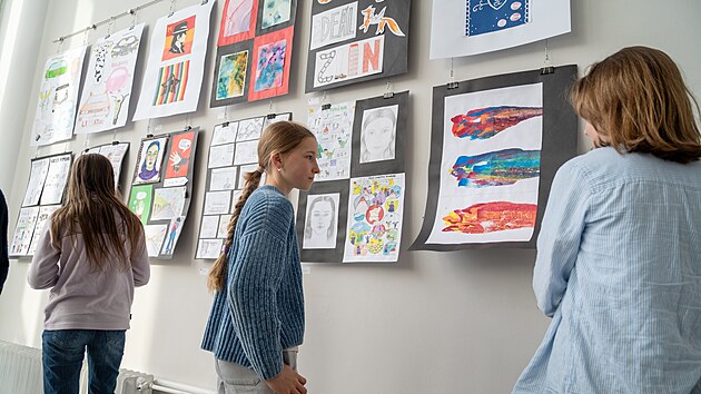 Gymn�zium Zl�n � Lesn� �tvr� letos slav� 90. let. P�i t� p��le�itosti se v M�stsk�m divadle Zl�n kon� v�stava nazvan� Pan�elko, mn� u� se to tak l�b�. P�edstavuje v�b�r v�tvarn�ch prac� student�, kter� vznikly ve spolupr�ci s pedagogy. (leden 2026)