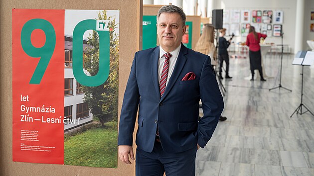 Gymn�zium Zl�n � Lesn� �tvr� letos slav� 90. let. P�i t� p��le�itosti se v M�stsk�m divadle Zl�n kon� v�stava nazvan� Pan�elko, mn� u� se to tak l�b�. P�edstavuje v�b�r v�tvarn�ch prac� student�, kter� vznikly ve spolupr�ci s pedagogy. Na sn�mku �editel �koly Pavel Simkovi�. (leden 2026)