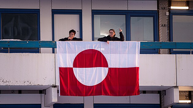 Gr�nskou vlajku si vyv�uj� lid� i na balkonech. (14. ledna 2026)