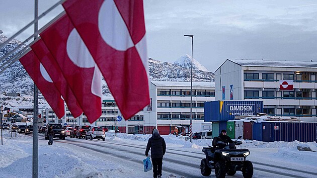 Hlavn� m�sto Gr�nska Nuuk zdob� gr�nsk� vlajky. (14. ledna 2026)