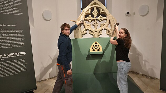 Ve Fulneku sestavili z nalezen�ch d�l� cenn� gotick� okno. (12. ledna 2026)