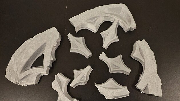 Ve Fulneku sestavili z nalezen�ch d�l� cenn� gotick� okno. (12. ledna 2026)