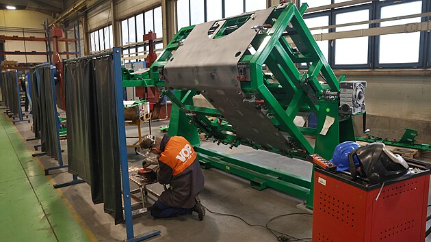 Ve Vojensk�m oprav�rensk�m podniku v �enov� u Nov�ho Ji��na za�ali novou �ru. D�ky spln�n� nejvy���ch m���tek kvality nov� pracuj� i pro n�meck� Bundeswehr. (13. ledna 2026)