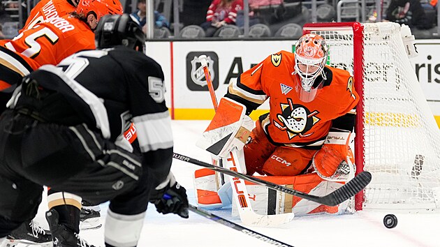 Brank�� Anaheimu Luk� Dost�l zasahuje v z�pase proti Los Angeles.