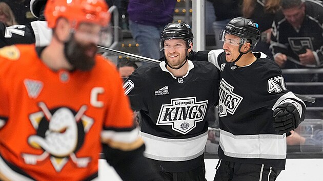 Hokejist� Los Angeles se raduj� z g�lu proti Anaheimu.