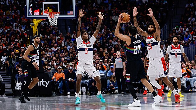 Jamal Murray (s balonem) z Denveru hled� n�kter�ho ze spoluhr��� pro p�ihr�vku...