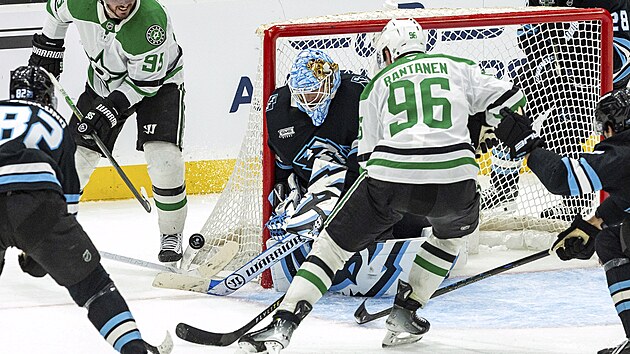 Karel Vejmelka si hl�d� ty�ku p�ed dor�ej�c�mi hr��i Dallasu.