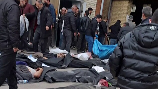 Z�b�ry z videa ���en�ho na soci�ln�ch s�t�ch ukazuj� �r�nce hledaj�c� mezi t�ly zabit�ch demonstrant� na podlaze forenzn�ho �stavu ve m�st� Kahrizak sv� bl�zk�. (13. ledna 2026)