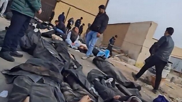 Z�b�ry z videa ���en�ho na soci�ln�ch s�t�ch ukazuj� �r�nce hledaj�c� mezi t�ly zabit�ch demonstrant� na podlaze forenzn�ho �stavu ve m�st� Kahrizak sv� bl�zk�. (13. ledna 2026)