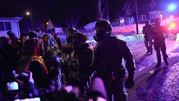 Ameri�an� v Minneapolisu za p��tomnosti policie d�l protestuj� proti ��adu pro imigraci a cla (ICE). (14. ledna 2026)