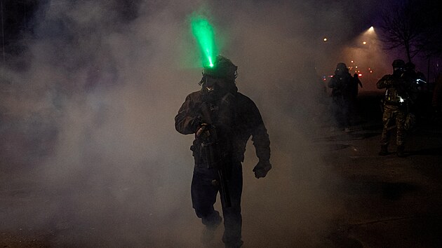 Ameri�an� v Minneapolisu za p��tomnosti policie d�l protestuj� proti ��adu pro imigraci a cla (ICE). (14. ledna 2026)