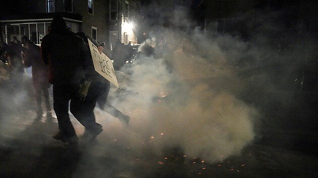 Ameri�an� v Minneapolisu za p��tomnosti policie d�l protestuj� proti ��adu pro imigraci a cla (ICE). (14. ledna 2026)