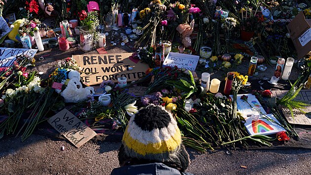 Ameri�an� v Minneapolisu za p��tomnosti policie d�l protestuj� proti ��adu pro imigraci a cla (ICE). (14. ledna 2026)