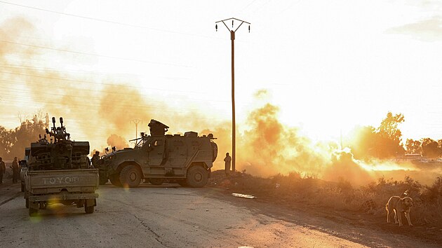 Mezi syrskou arm�dou a kurdsk�mi silami SDF vypukly nov� boje. Sn�mek poch�z� z Rakky. (19. ledna 2026)