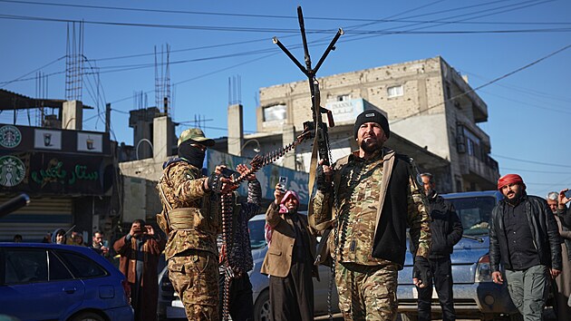 Mezi syrskou arm�dou a kurdsk�mi silami SDF vypukly nov� boje. Sn�mek poch�z� z Rakky. (19. ledna 2026)