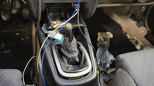 Policist� zastavili v Jind�ichov� Hradci auto, kter� na silnice nepat��. Na technick� kontrole napo��tali 21 z�vad. (16. ledna 2026)