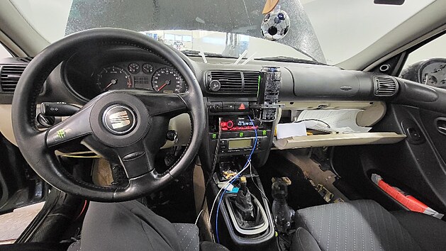 Policist� zastavili v Jind�ichov� Hradci auto, kter� na silnice nepat��. Na technick� kontrole napo��tali 21 z�vad.