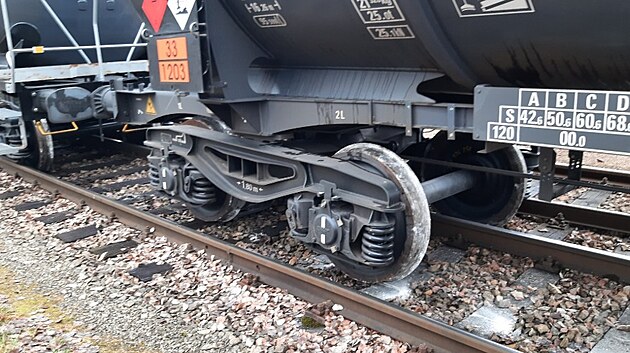 P�i posunu ve V�eln� vykolejila cisterna.